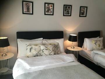 Фото номера Трехместный номер Делюкс Хостелы The Ritz Accommodation г. Киллибегс 17