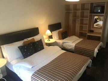 Фото номера Трехместный номер Делюкс Хостелы The Ritz Accommodation г. Киллибегс 18