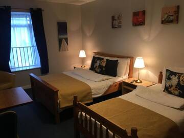 Фото номера Трехместный номер Делюкс Хостелы The Ritz Accommodation г. Киллибегс 30