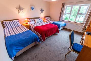 Фото номера Четырехместный номер Отели типа «постель и завтрак» Seawinds Bed and Breakfast г. Киллибегс 2
